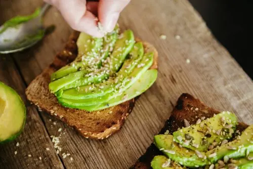 Tostadas integrales con aguacate