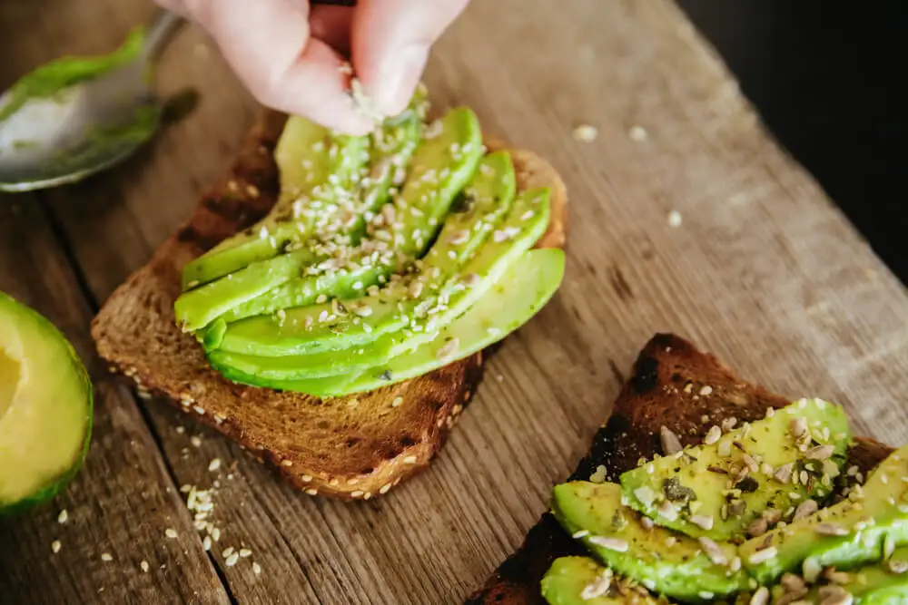 Tostadas integrales con aguacate