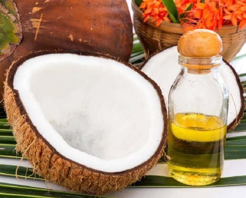 El aceite de coco tiene muchas aplicaciones para la belleza.