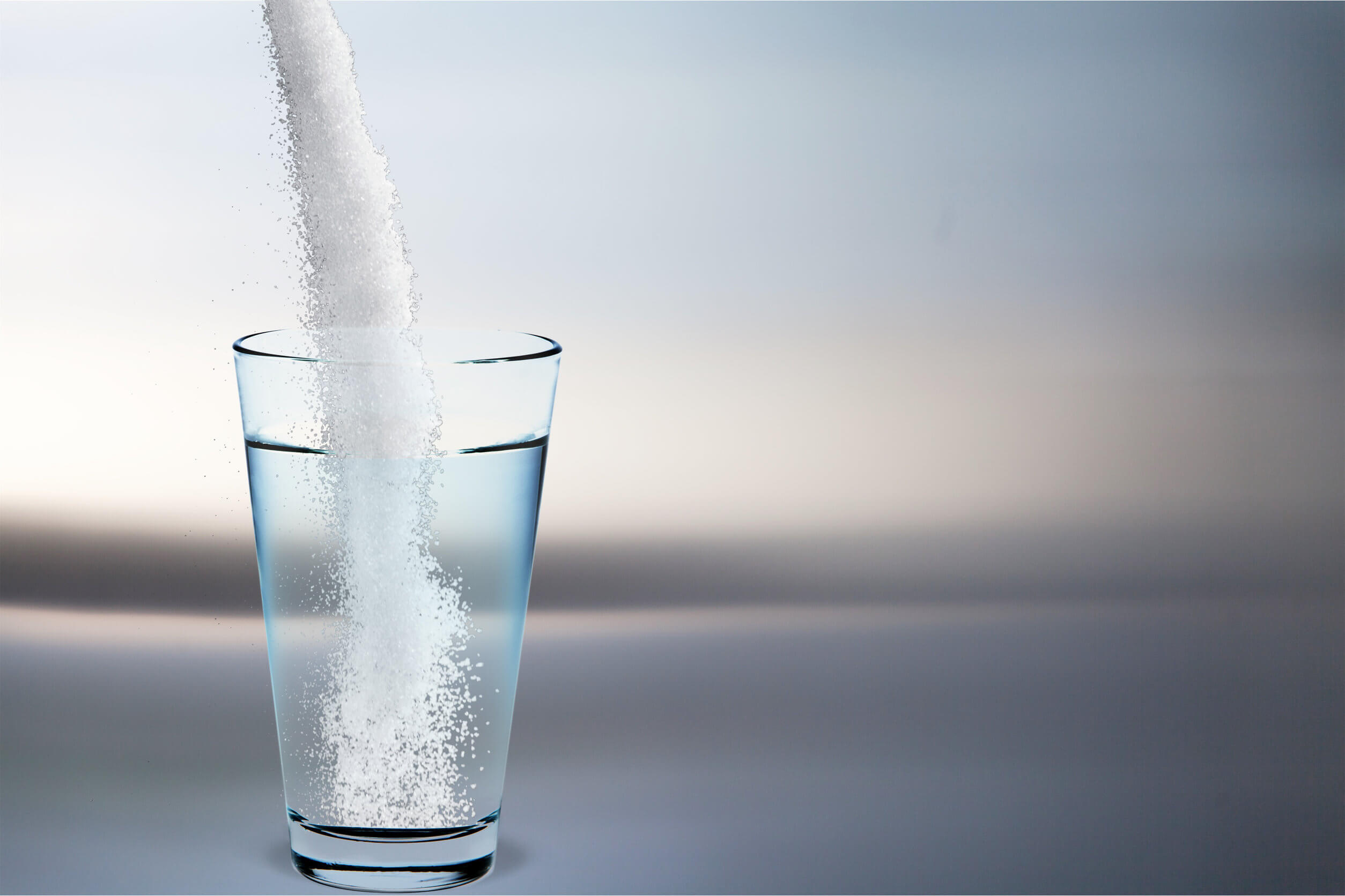 Entre los remedios naturales para la gastroenteritis está el agua con sal y azúcar