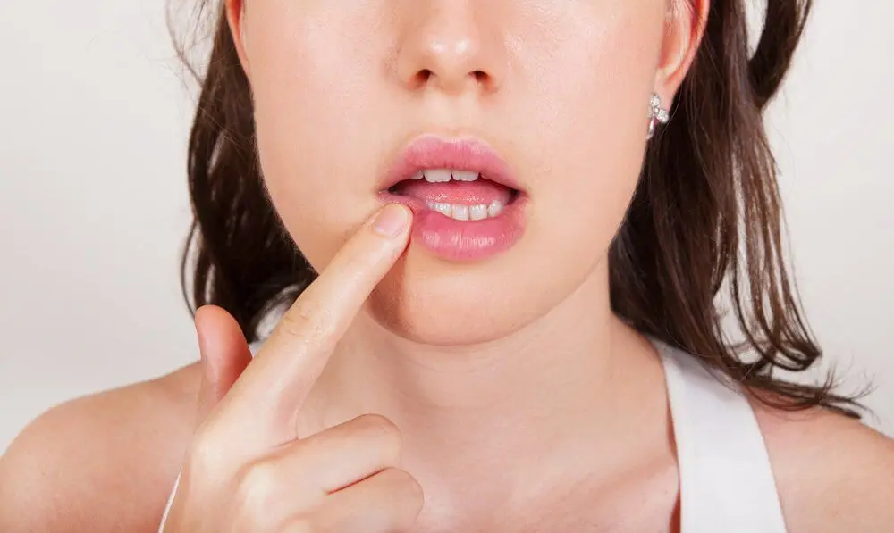 Bálsamo labial para el maquillaje.