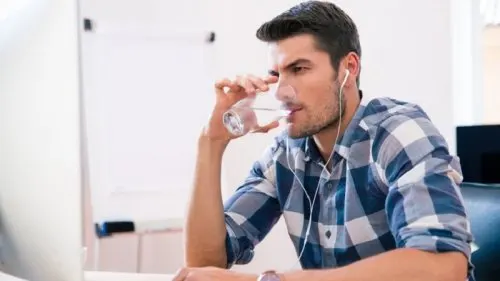 Bebe suficiente agua