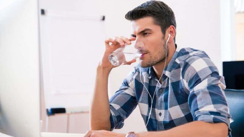 Beber más agua para aumentar el volumen de semen