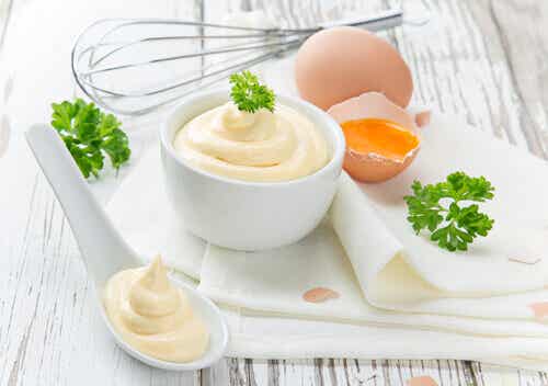 Mascarillas de mayonesa y huevo para embellecer tu cabello.