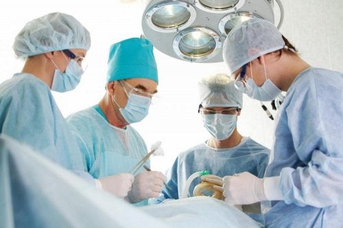 Læger udfører operation