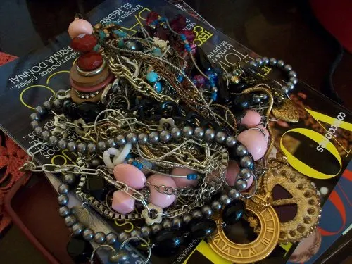 Formas de usar talco de bebé en tu hogar: para desenredar collares