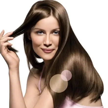 Mujer tocándose el cabello.