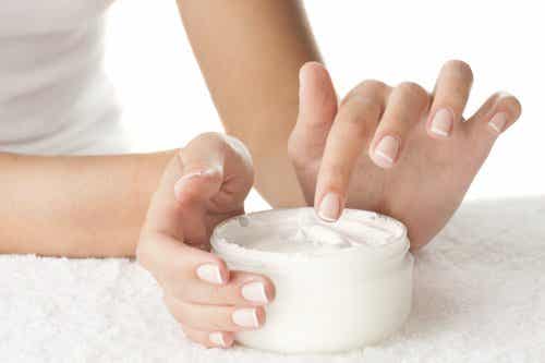 Crema corporal con vitaminas importantes para la salud de la piel