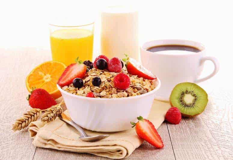Entre los hábitos incorrectos destaca saltarse el desayuno