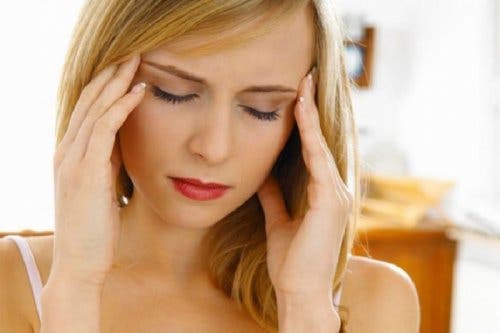 Mujer con dolor de cabeza.