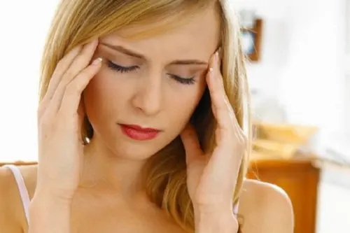 mujer con dolor de cabeza