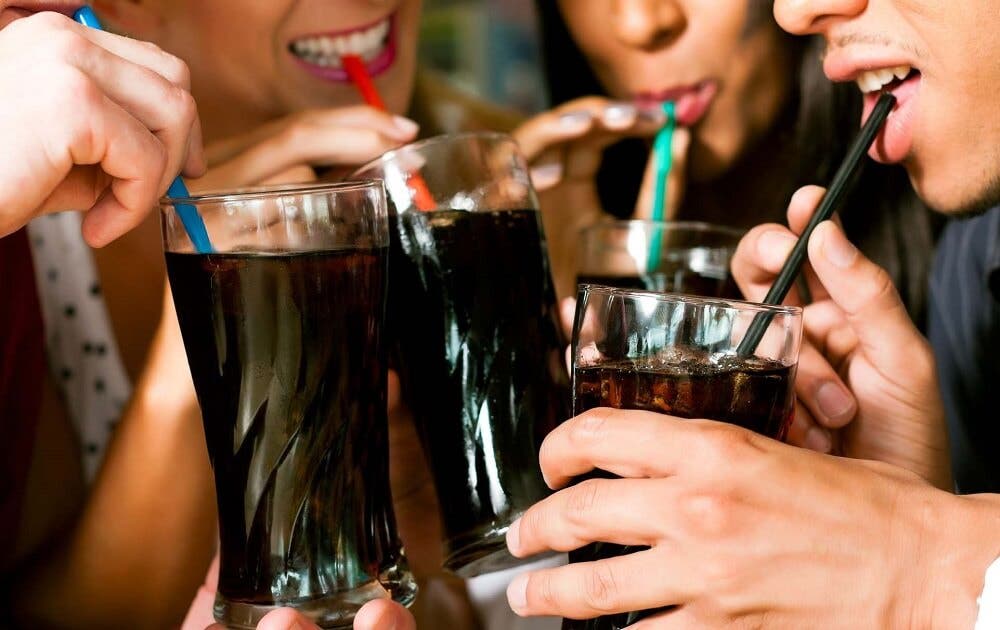 gente bebiendo refrescos dulces
