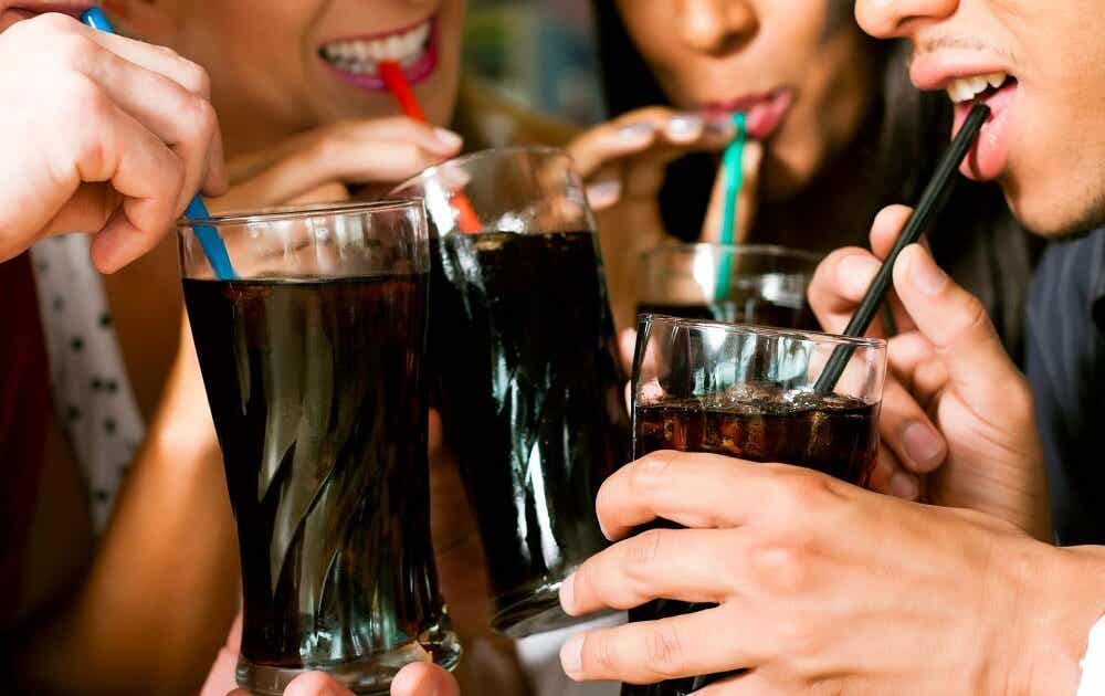 Cómo las bebidas gaseosas dulces dañan nuestro cuerpo
