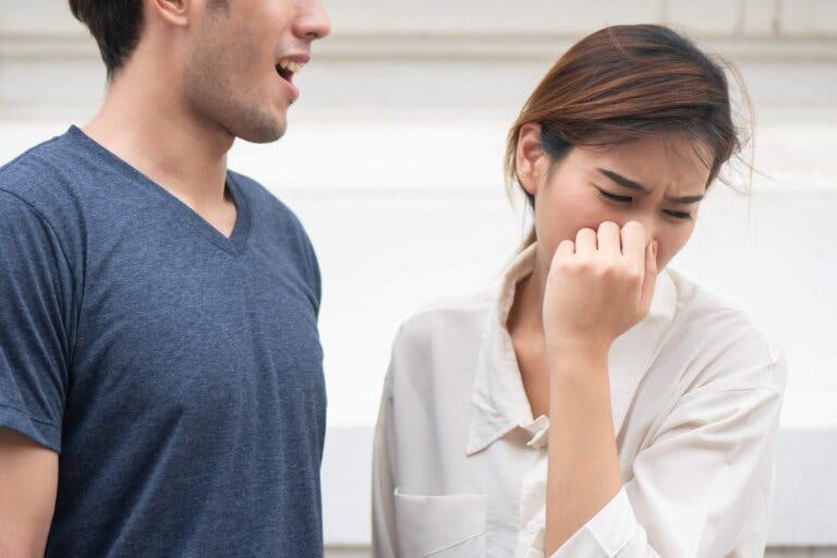 Cómo combatir la halitosis estomacal con 7 remedios de origen natural