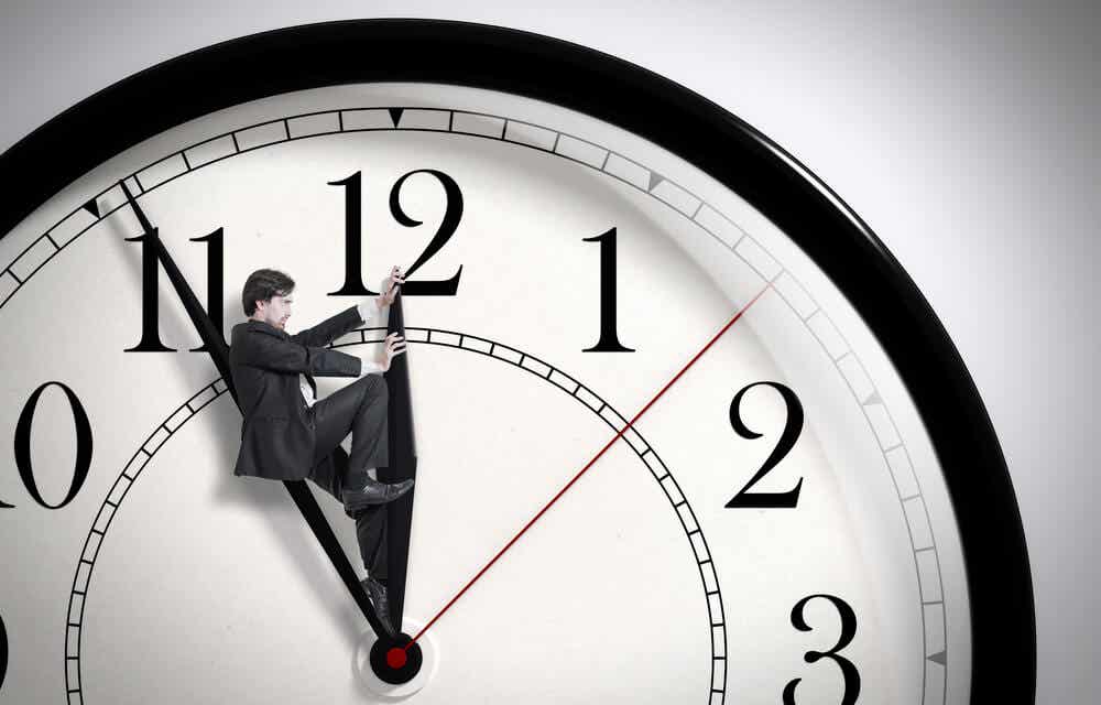 Hombre adelantando un reloj