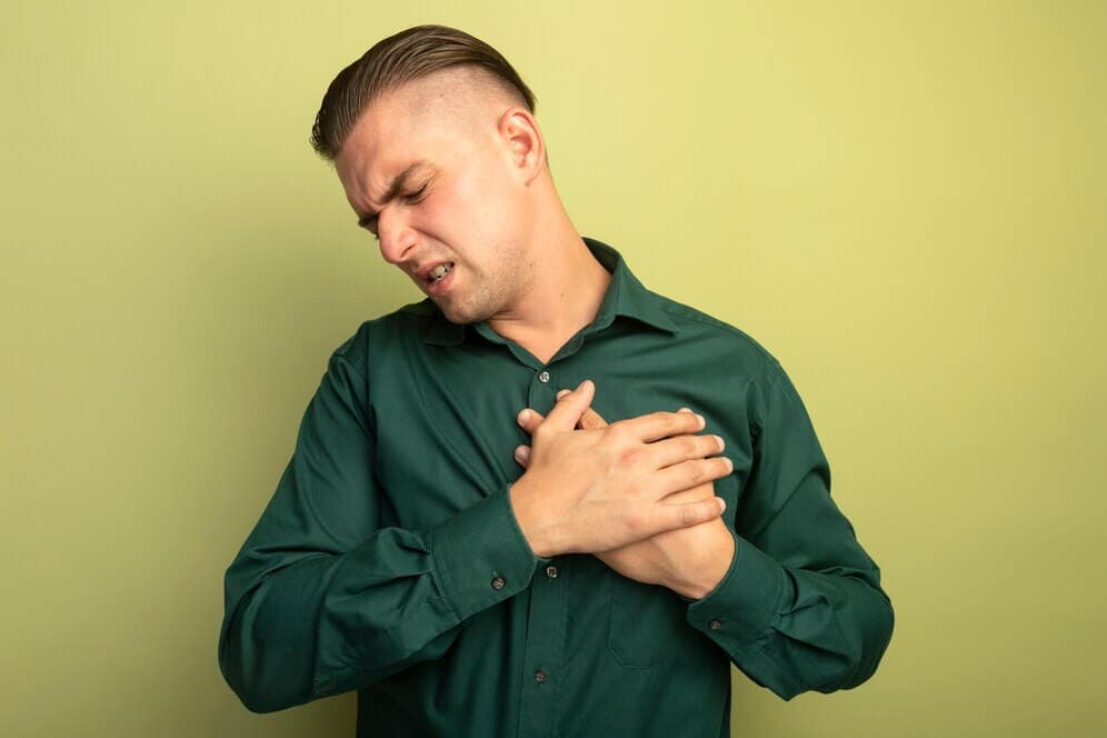 Hombre con dolor en el pecho.