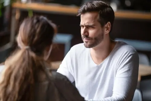 Hombre hablando con una mujer de las barreas de comunicación