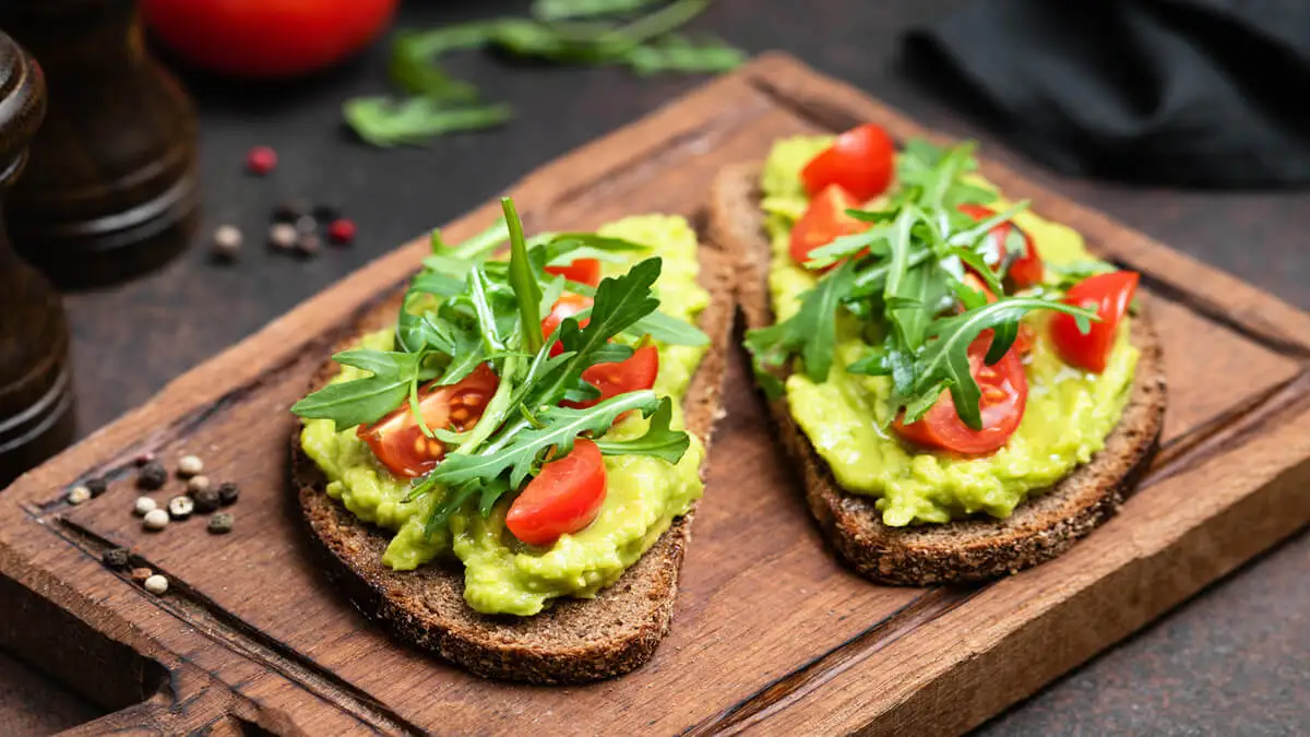 Desayunos saludables para adelgazar: pan con aguacate.