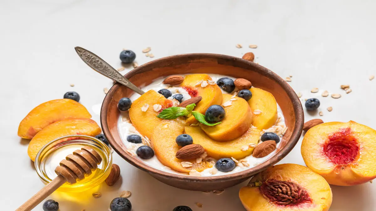 Desayunos saludables para adelgazar con nectarina y kéfir.