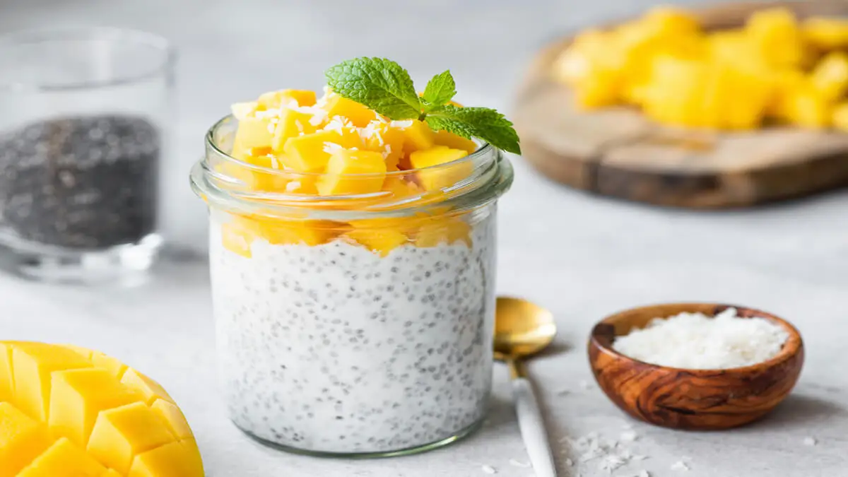 Desayunos saludables para adelgazar: vaso de chía con mango.