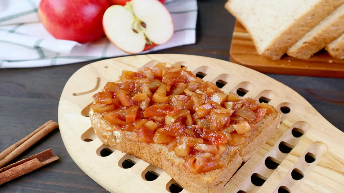 Pan integral con compota de manzana.