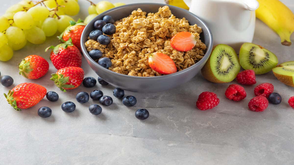 Desayunos saludables para adelgazar con yogur y granola.