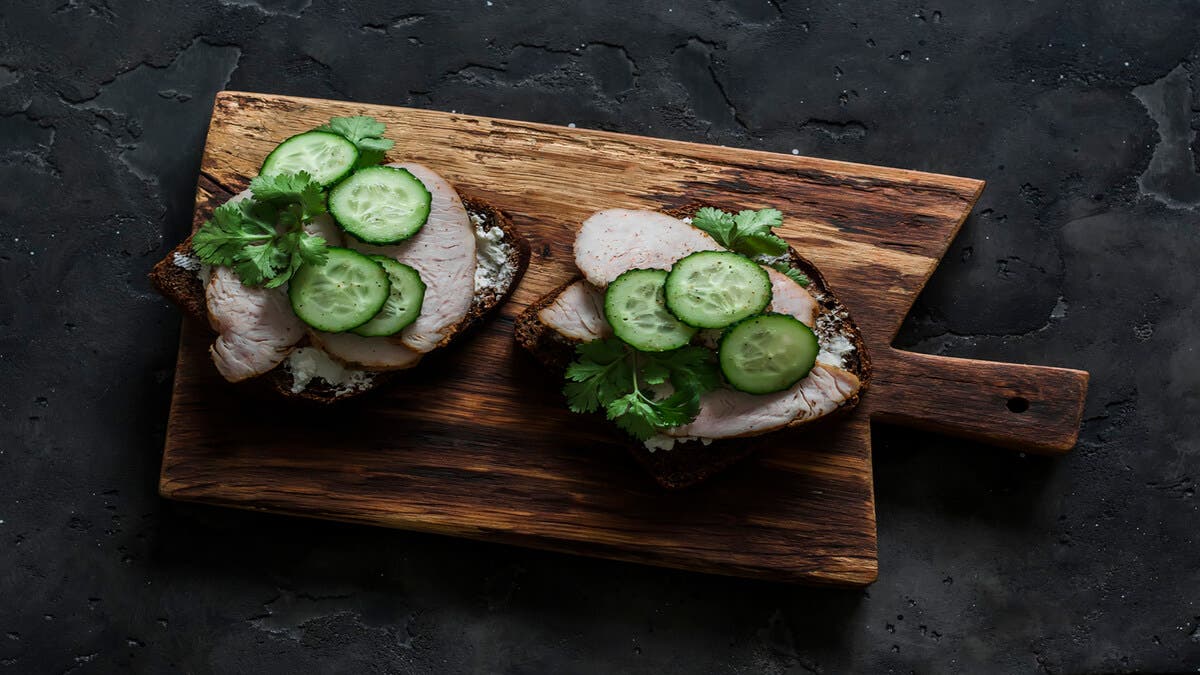 Bocadillo de pavo con pepino.