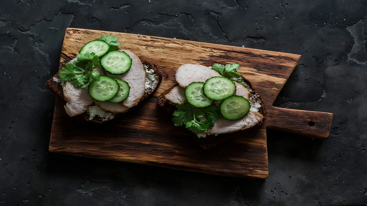 Bocadillo de pavo con pepino.