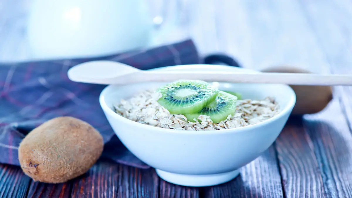 Bol de kiwi y avena para hacer gachas.
