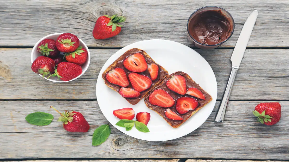Pan con avellanas y fresas.
