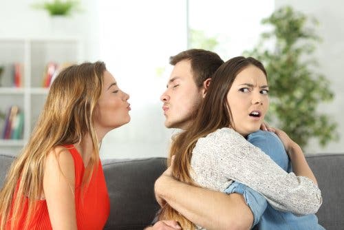 Chico abrazando a su novia pero intentando besar a otra