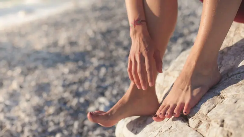 Los pies sufren por llevar chanclas playeras