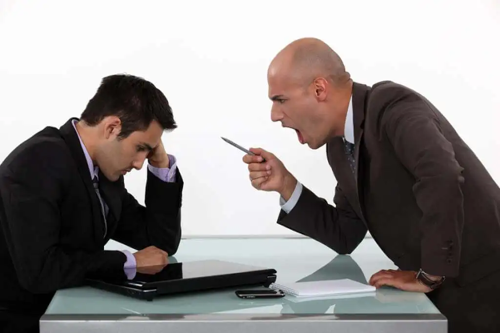 Abuso de un jefe en el trabajo.