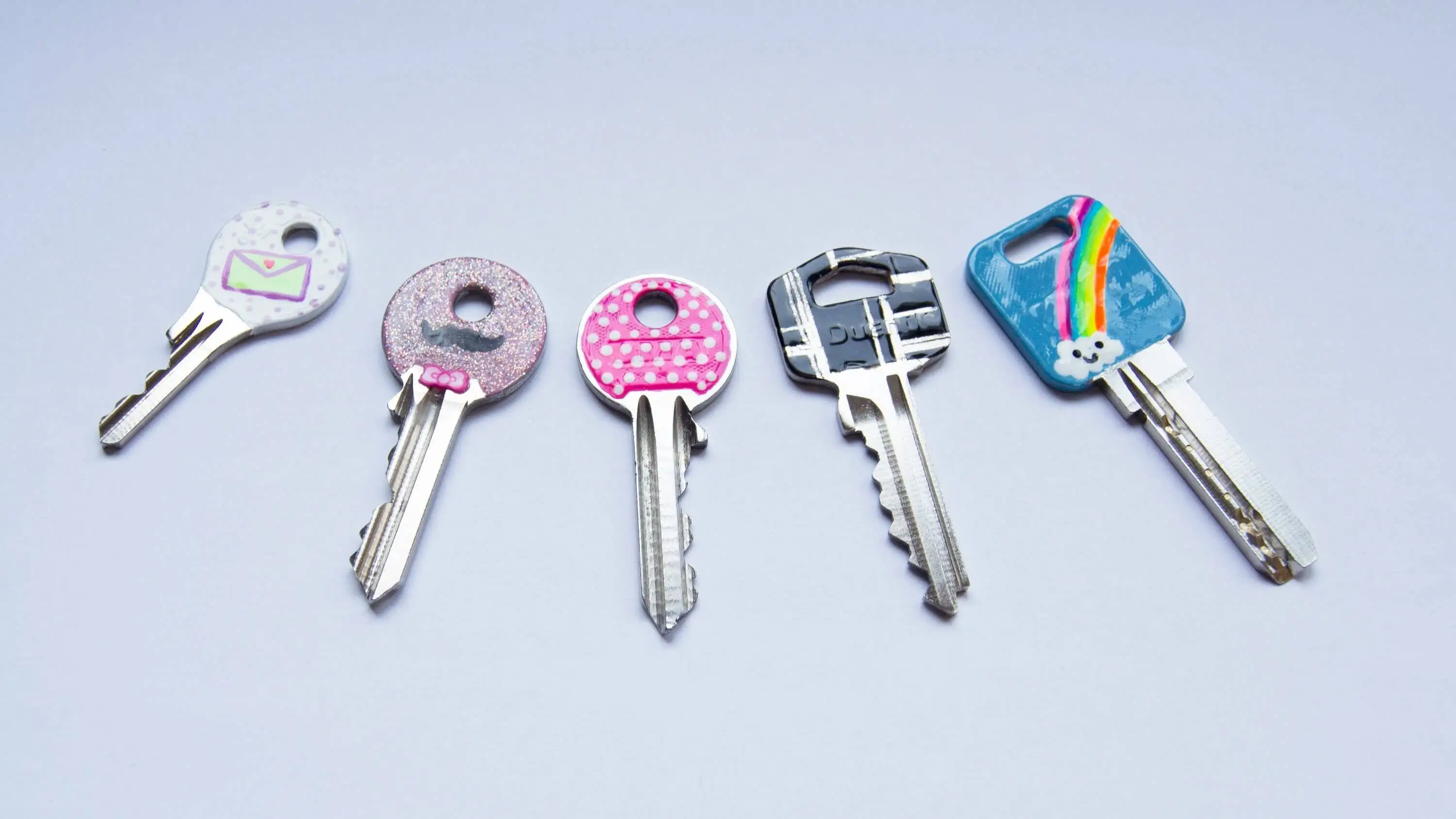 Llaves-pintadas-con-esmalte