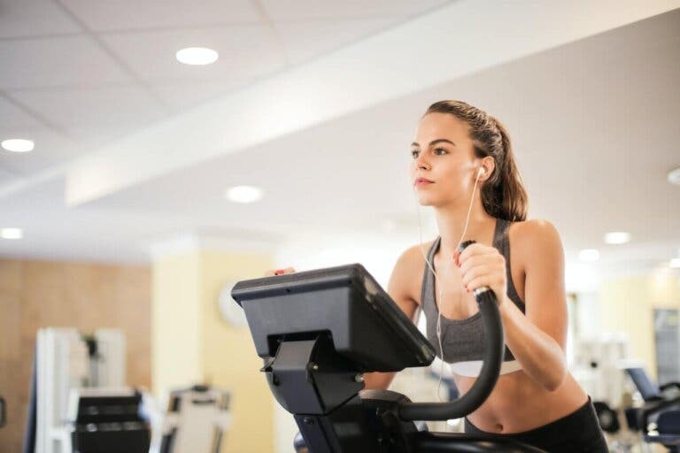 Las mejores máquinas del gimnasio para quemar calorías y tonificar