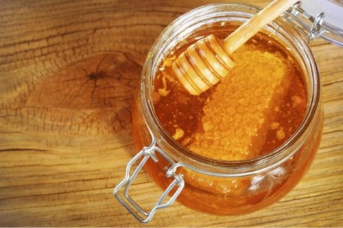 мед для осветления цвета губ