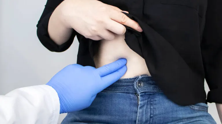 13 causas de un dolor en el costado derecho