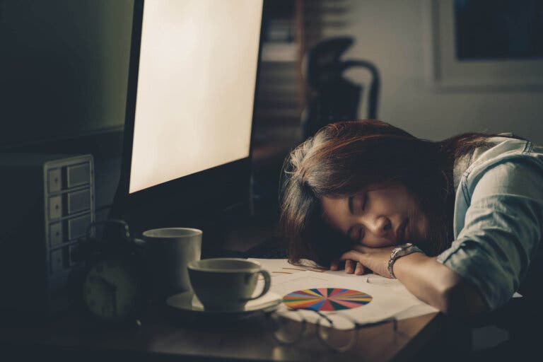 ¿Qué le pasa a tu cuerpo si no duermes lo suficiente?