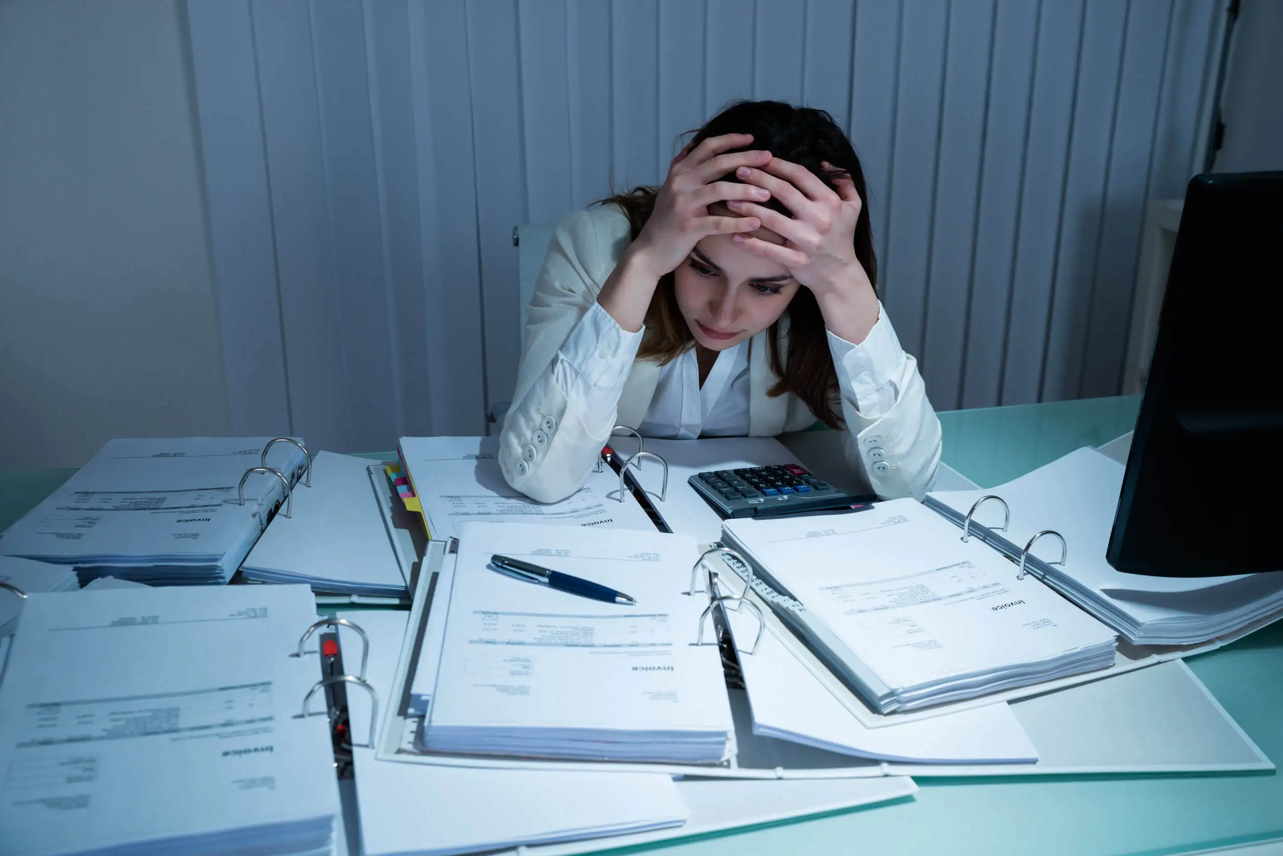 Deep Work - Frau vor einem riesigen Papierberg