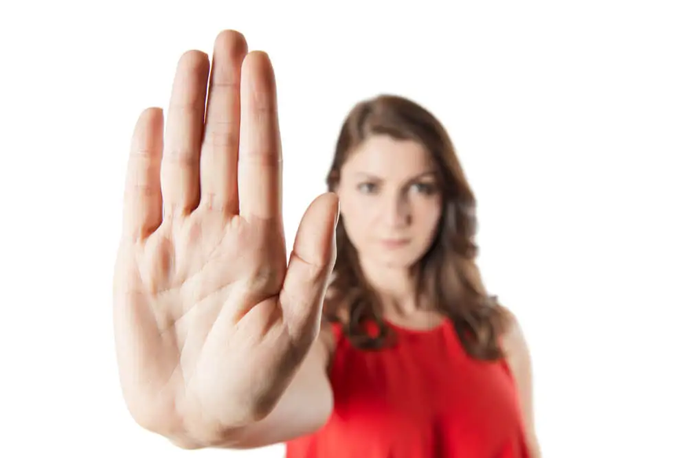 Mujer poniendo límites