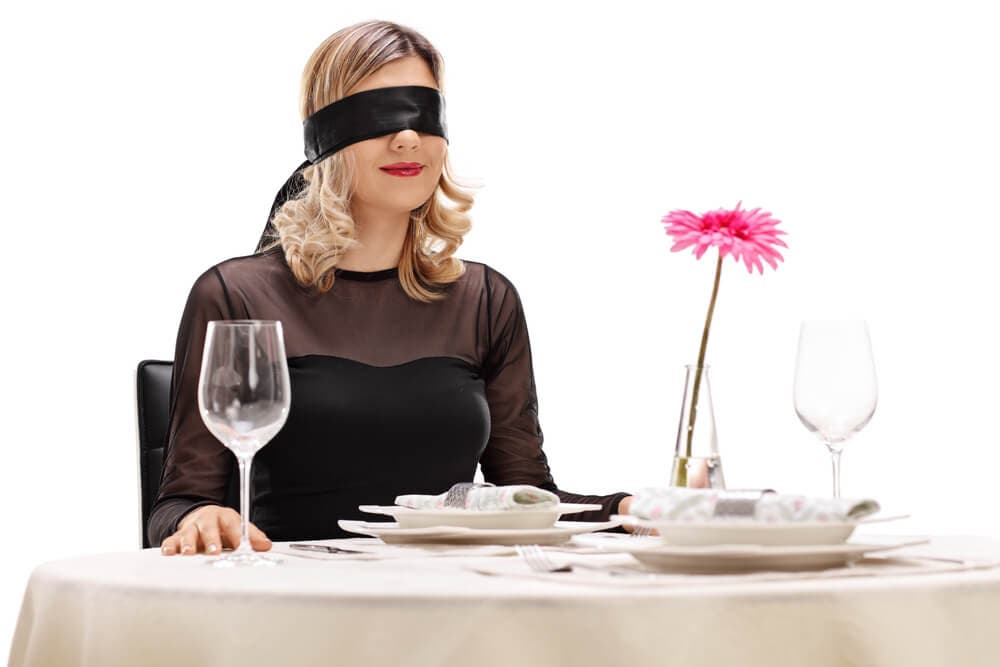 Mujer venda en los ojos