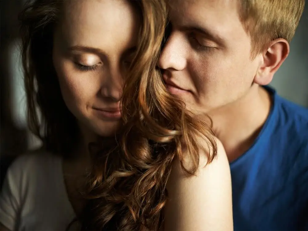 Pareja abrazándose