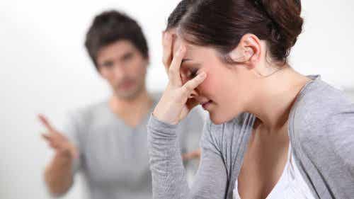 Par skændes, hvilket kan føre til, at man slår op med en partner