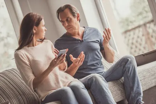 Couple parlant de leurs problèmes