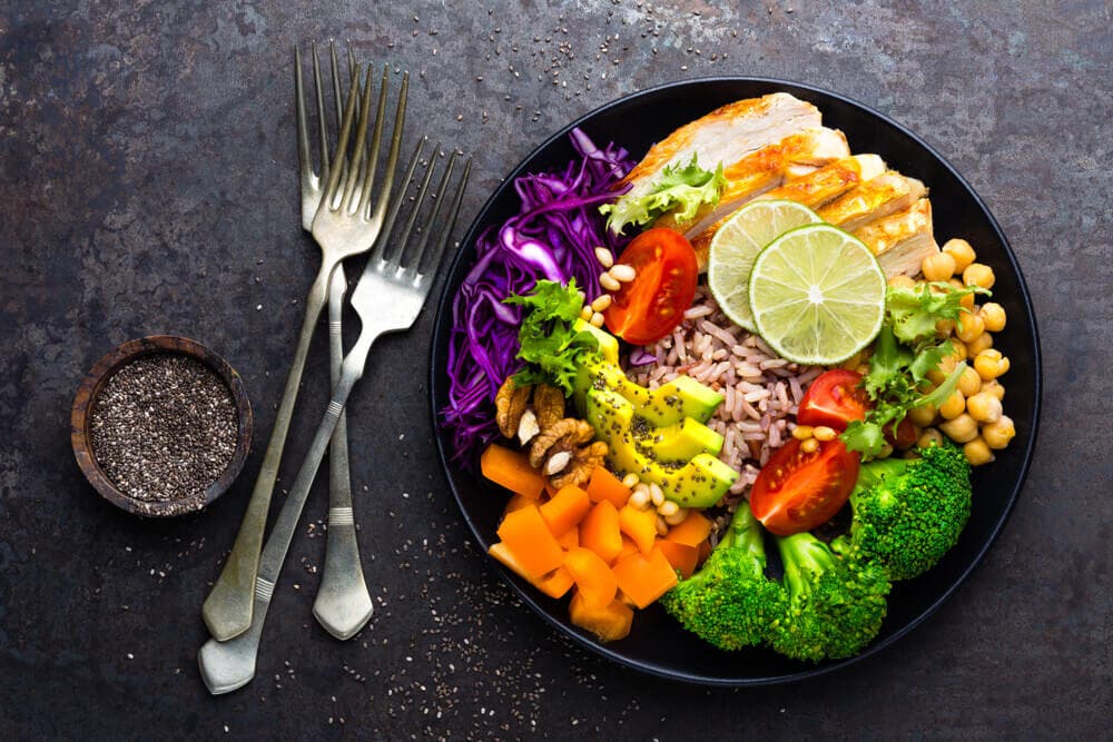 Plato con comida saludable.