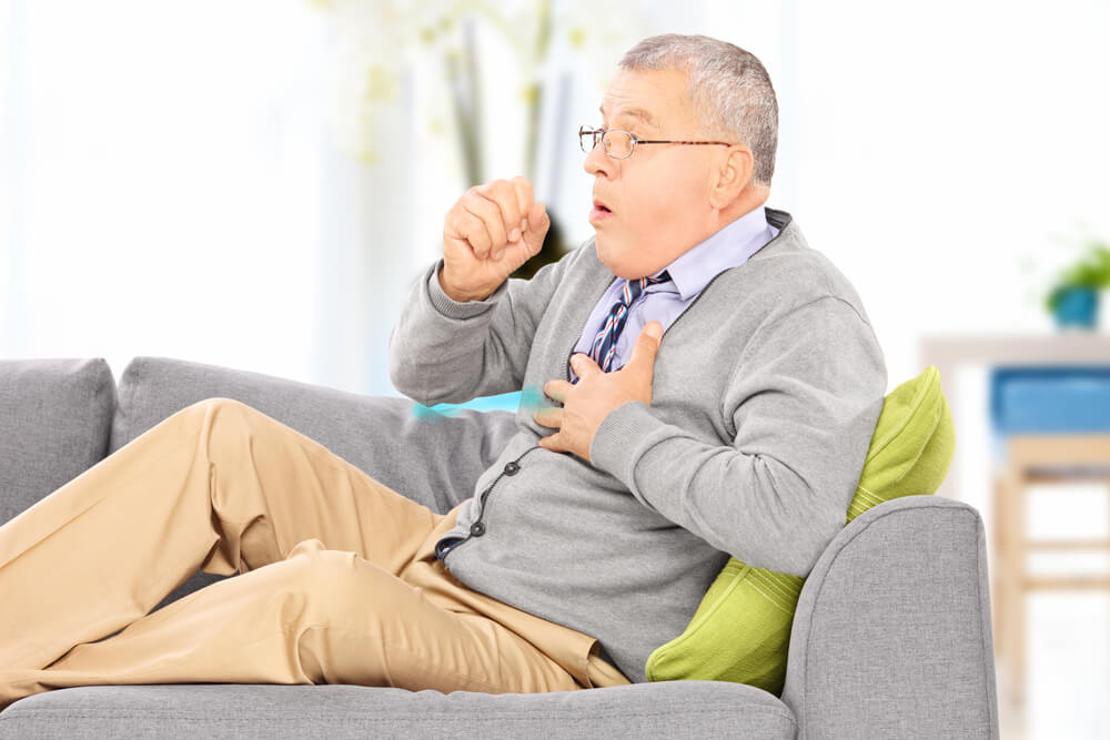 Paciente con enfermedad pulmonar intesticial tosiendo