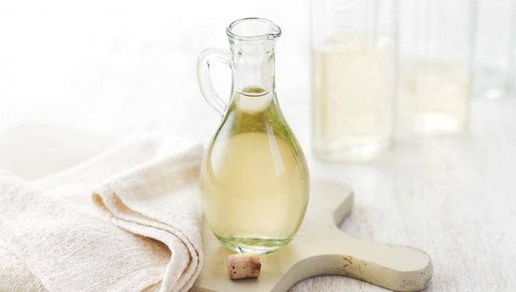 El vinagre blanco puede ayudar a eliminar los malos olores del cubo de la basura.