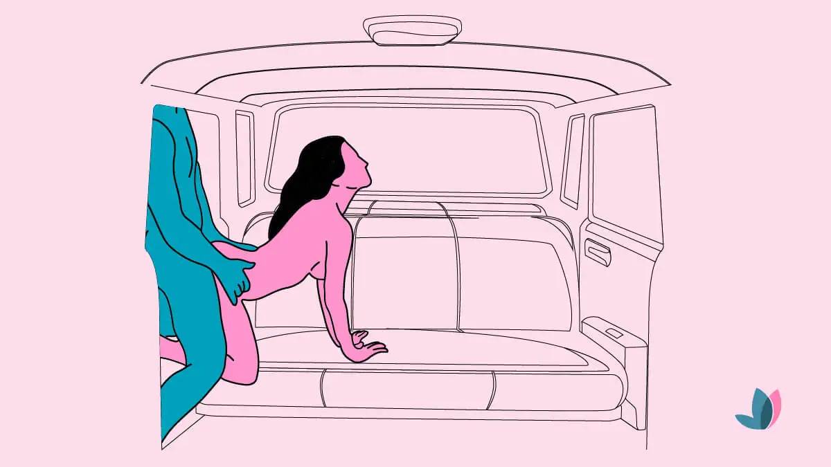 Postura de perrito con la puerta abierta para hacer el amor en el coche