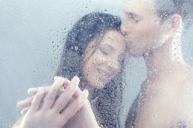 5 posturas sexuales en la ducha