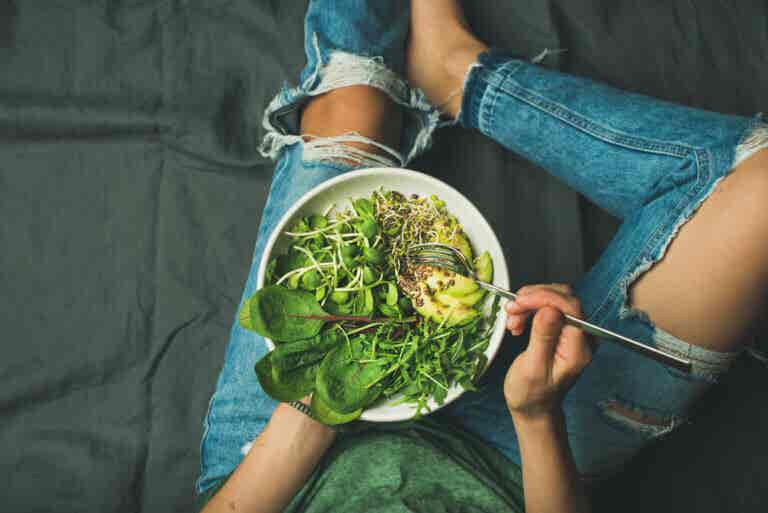 9 brotes verdes para enriquecer tus ensaladas cada día